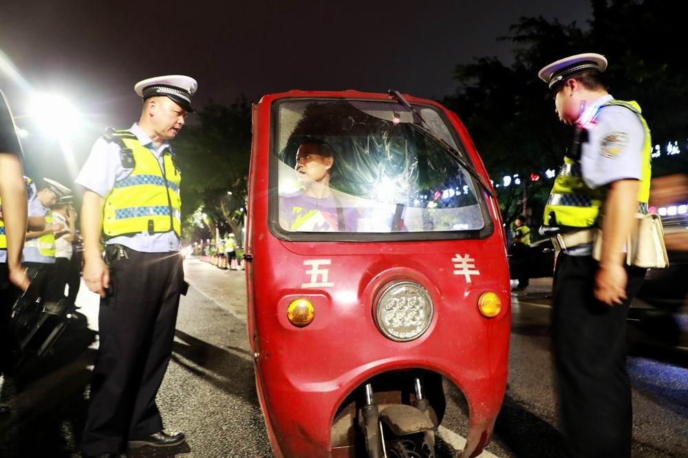 酒驾电动三轮车新处罚标准，小杨的速度与温情关注焦点