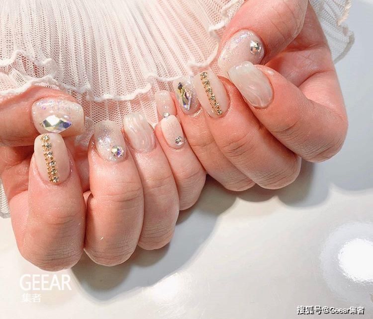 时尚潮流美甲最新款,绚丽的演绎