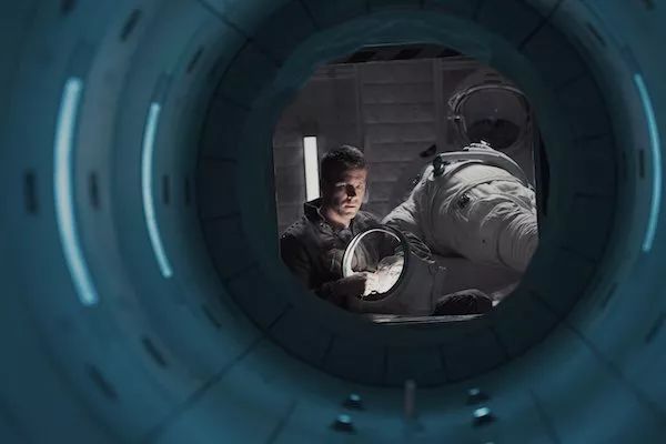 最新电影科幻，小巷深处的神秘世界探索