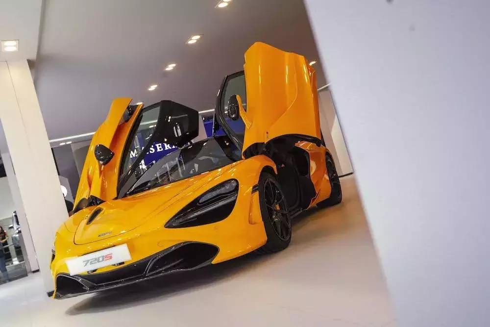 最新款跑车，幸福家庭时光的绝佳伴侣