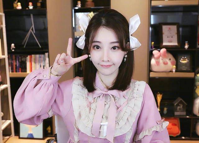 冯提莫最新视频探秘，小巷特色小店独家曝光