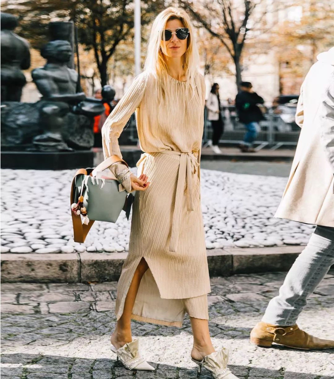 『最新潮淑女装与自然美景的邂逅,寻找内心宁静之旅』