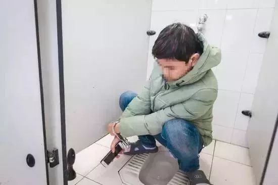 女人如厕图片，厕所中的温馨瞬间