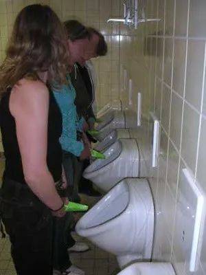 女人如厕图片,厕所中的温馨瞬间