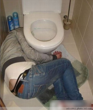 女人如厕图片,厕所中的温馨瞬间