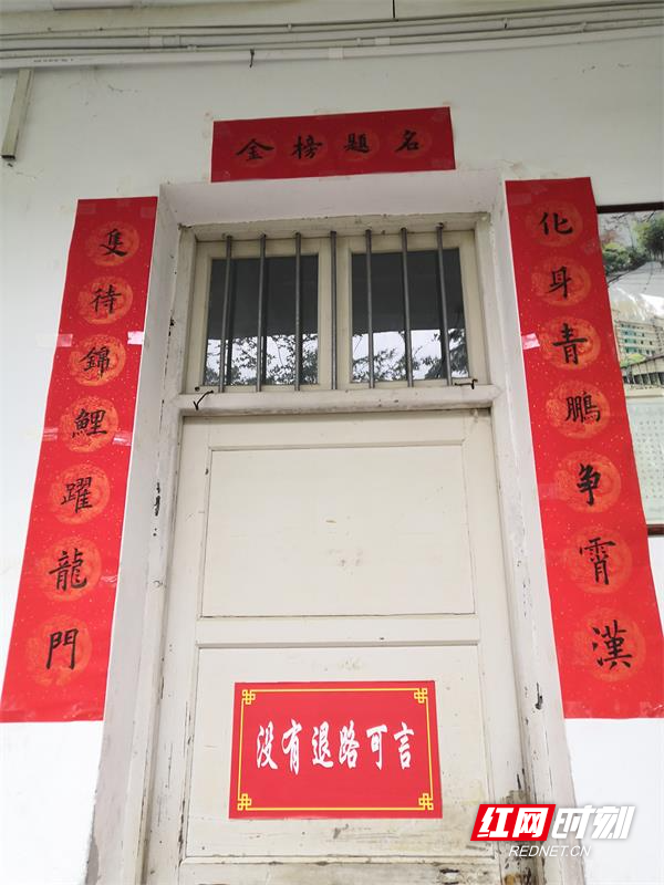 励志大门对联，开启智慧之门，启航精彩人生