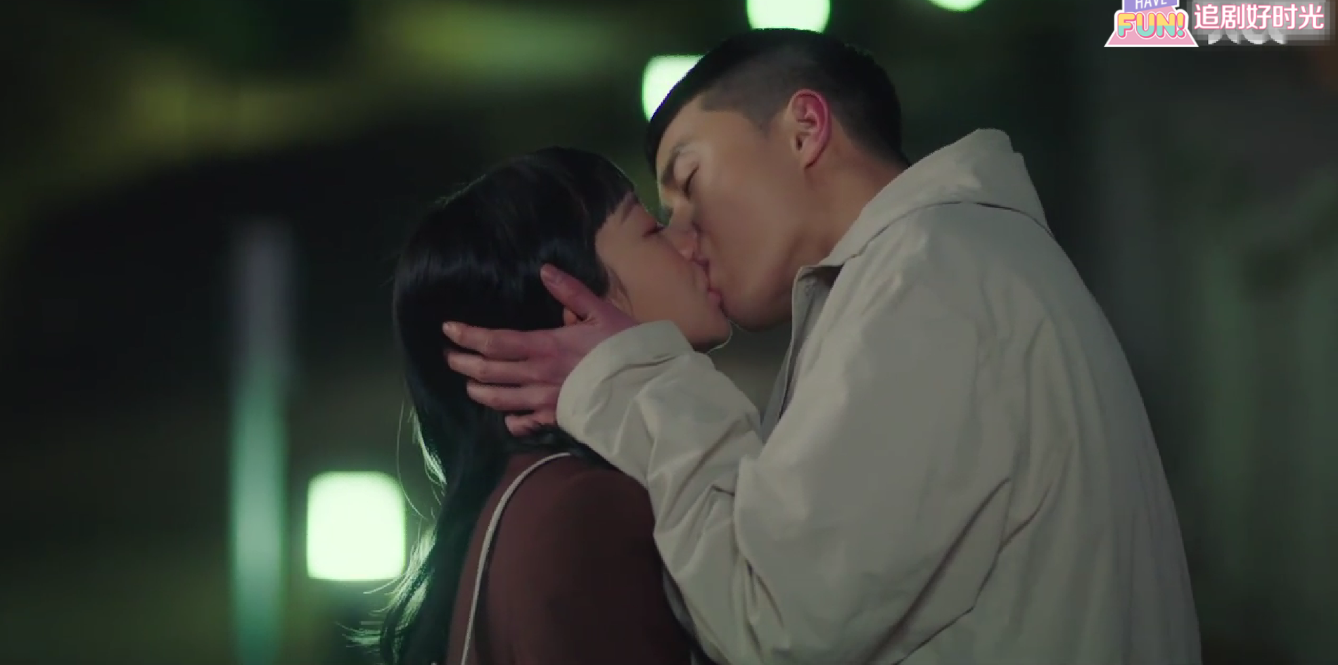 最新吻戏盘点,演员深情之吻,小巷深处的浪漫故事