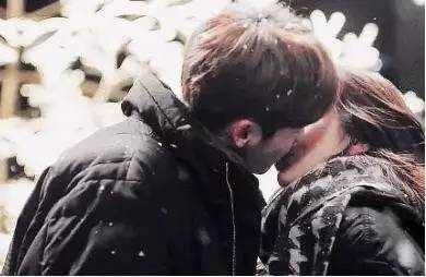 最新吻戏盘点,演员深情之吻,小巷深处的浪漫故事