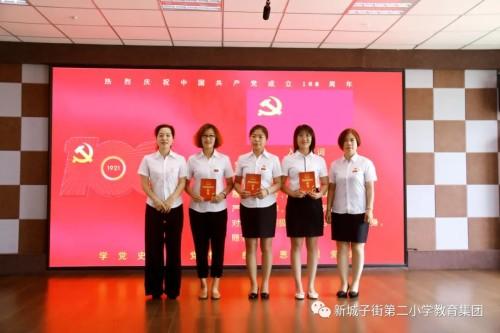 时代旋律下的拜年歌曲，文化印记中的新年乐章