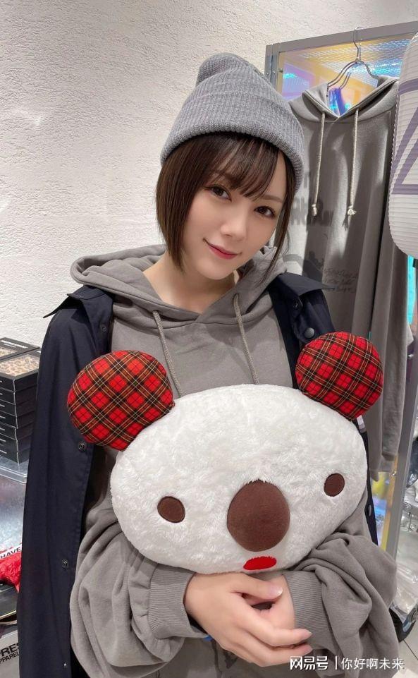 凉森玲玲最新探秘,小巷中的美食天堂