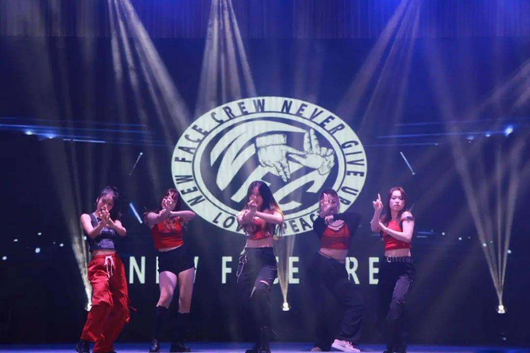 最新潮流炸裂舞蹈盛宴，让你一睹全场风采！