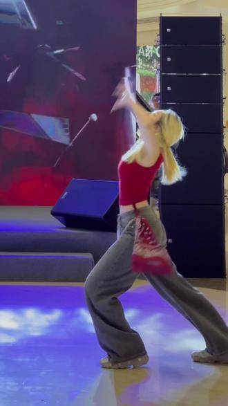 最新潮流炸裂舞蹈盛宴,让你一睹全场风采!