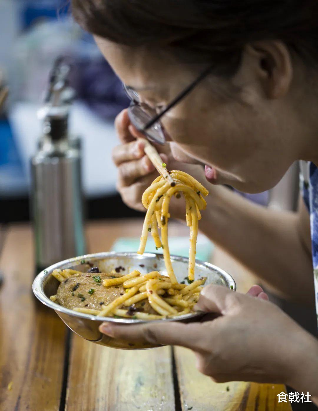 米粉最新事件，小巷探秘，神秘美食揭晓
