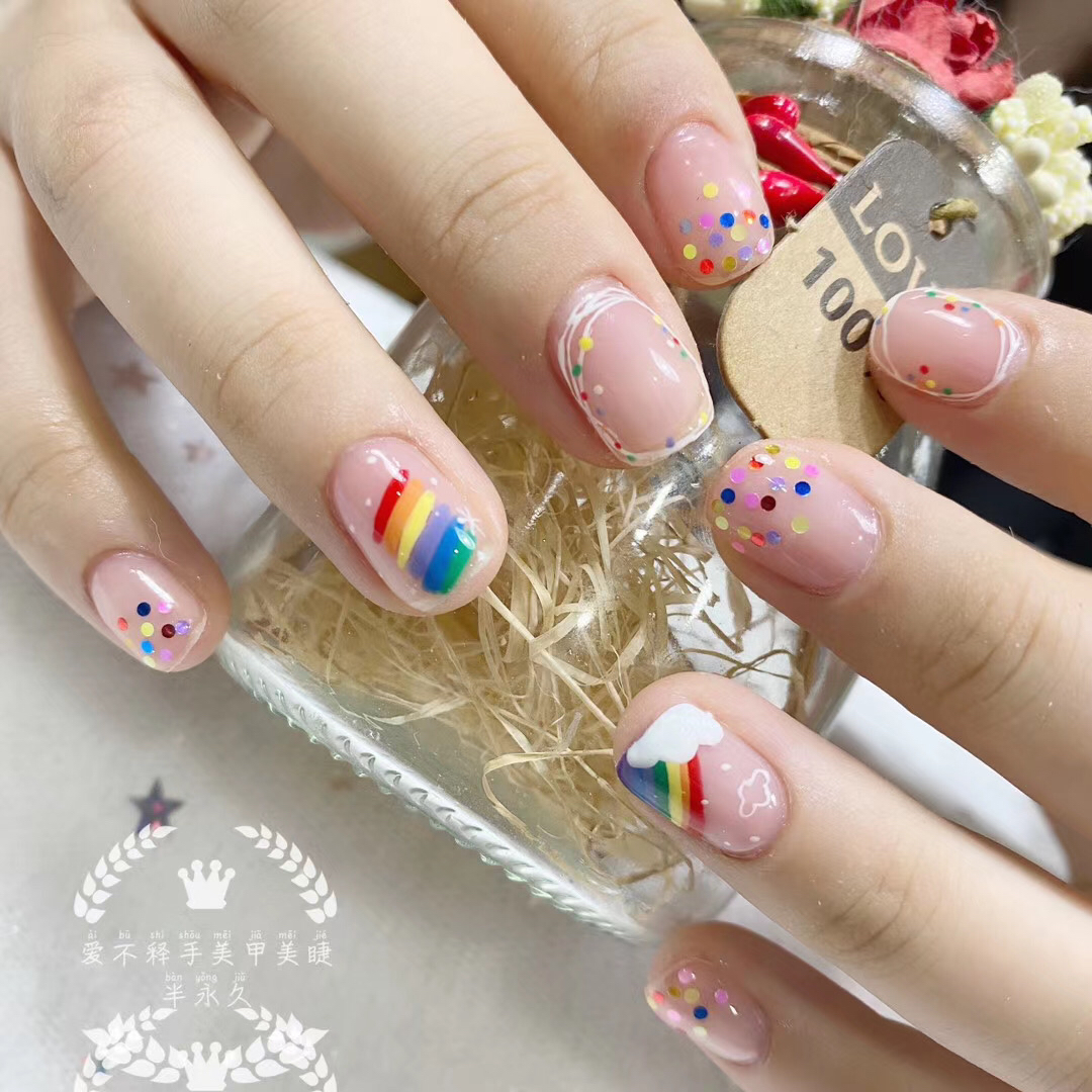 指尖彩虹故事潮流展示（或可简化为“指尖彩虹美甲潮流”）