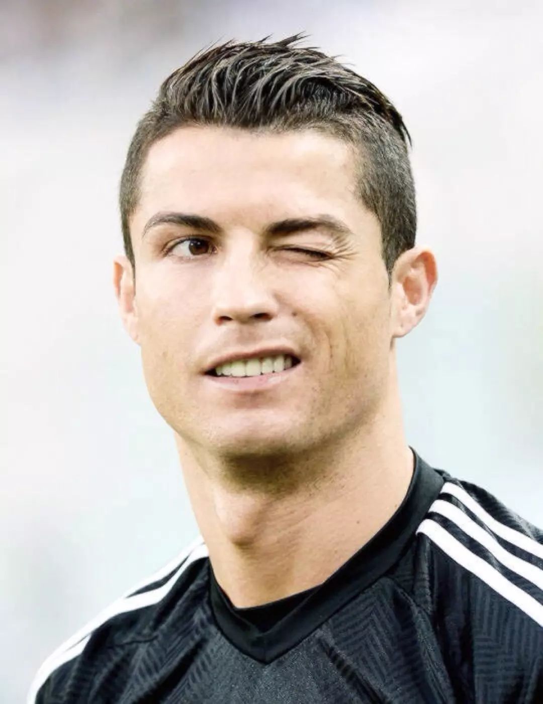 C罗最新发型揭秘,巷弄深处的时尚风尚