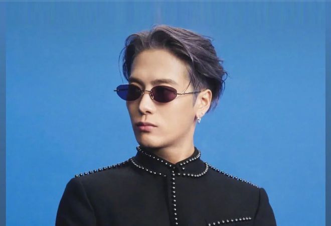 王嘉尔最新发型,小巷深处的时尚魅力揭秘