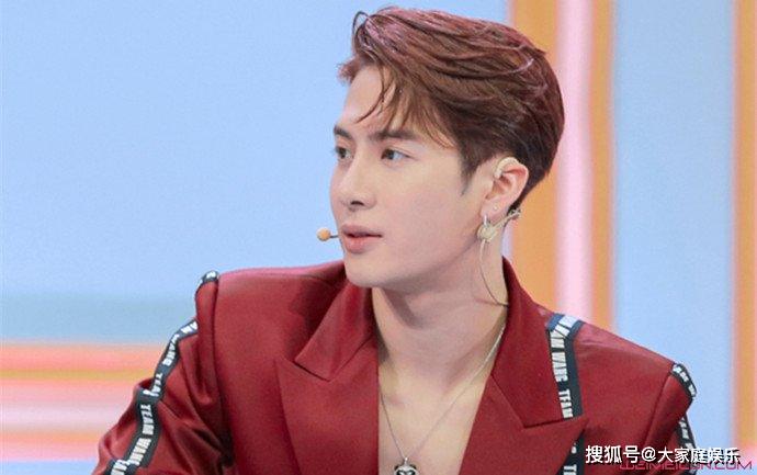 王嘉尔最新发型,小巷深处的时尚魅力揭秘