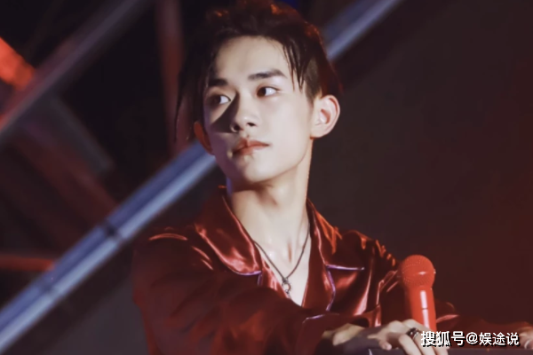 易烊千玺专访揭秘,成长之路上的变化与学习,自信成就的力量展现新风采