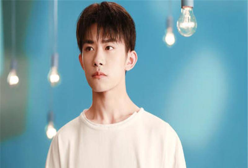 易烊千玺专访揭秘,成长之路上的变化与学习,自信成就的力量展现新风采