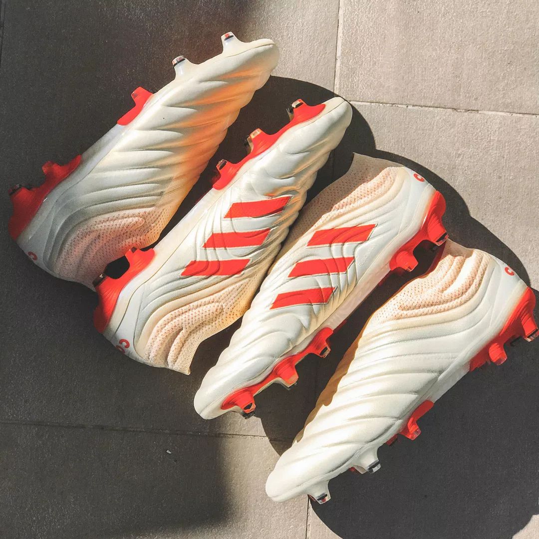 最新足球鞋技术革新,双重考量下的球场利器